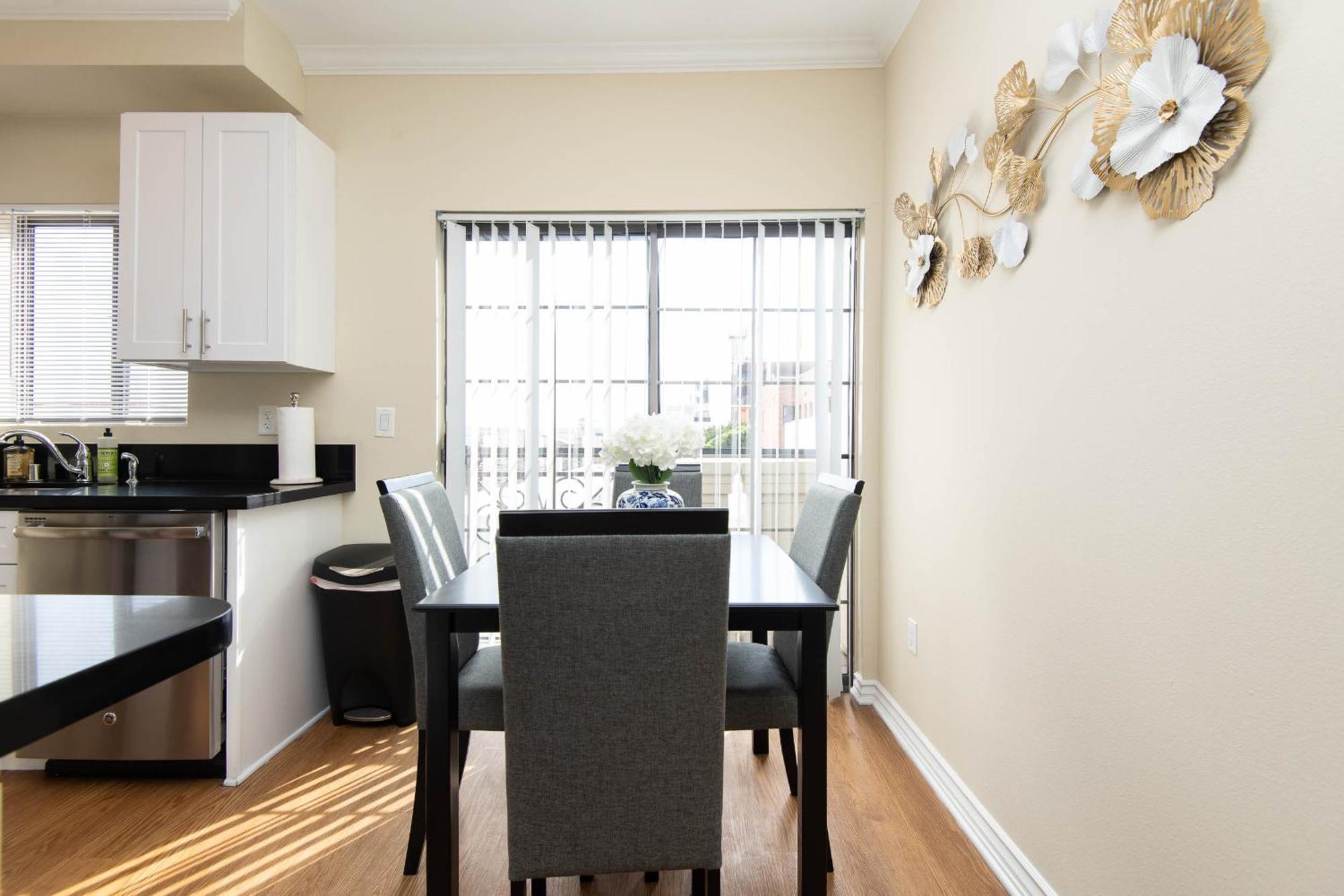 Bright Retreat Santa Monica Pier Promenade Apartment